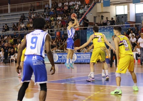 Imagen secundaria 1 - Diferentes acciones del encuentro, en el que el Huelva Comercio Viridis se hizo con la victoria para continuar peleando por el ascenso a LEB Oro este domingo