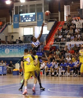 Imagen secundaria 2 - Diferentes acciones del encuentro, en el que el Huelva Comercio Viridis se hizo con la victoria para continuar peleando por el ascenso a LEB Oro este domingo