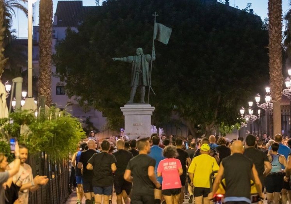 La pasada edición de la Carrera Nocturna de Huelva por la Plaza de las Monjas