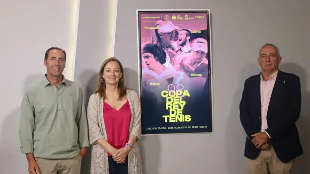 Javier García Sintes, María Teresa Flores y Rafael Romero, con el cartel de la Copa del Rey