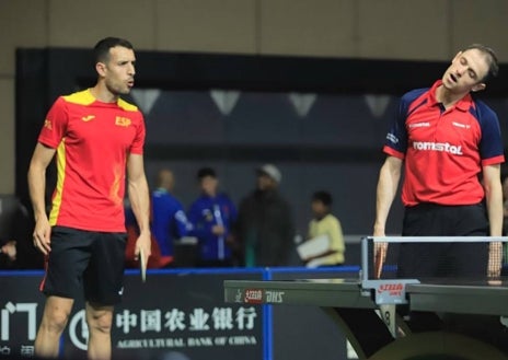 Imagen secundaria 1 - Arriba Robles con María Xiao y abajo con Ovidiu Ionescu y en su duelo individual ante Quadri Aruna