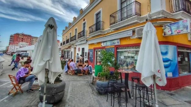 En el centro de Huelva hay numerosas opciones donde sentarse a comer o tapear