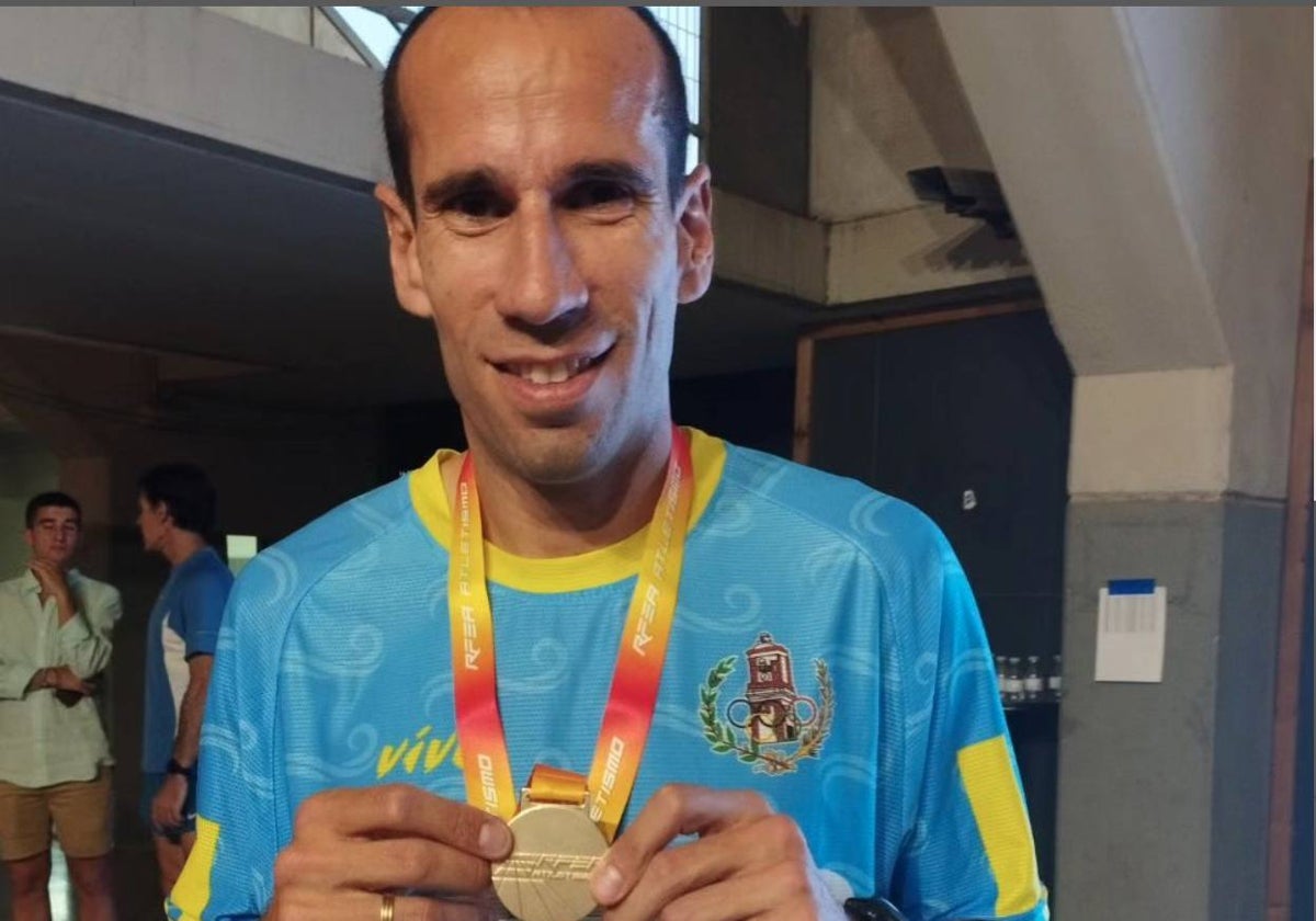 José Manuel Cortés Medina, campeón de España M40 de 1.500, con su medalla de oro