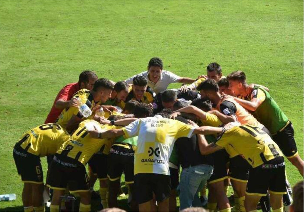 Piña de los jugadores y técnicos del San Roque de Lepe