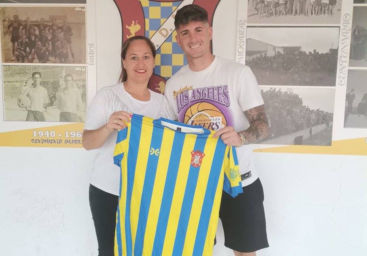 Manu Torres en su presentación como nuevo jugador del Moguer