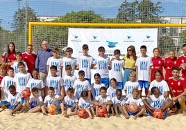 20 escolares con dificultades económicas acuden al Campus del CD Fútbol Playa de Huelva gracias a las becas de la Fundación Atlantic Copper
