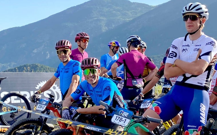 Imagen principal - Los hermanos Javier y José Carlos Macías se imponen en la categoría máster de la Andorra Epic