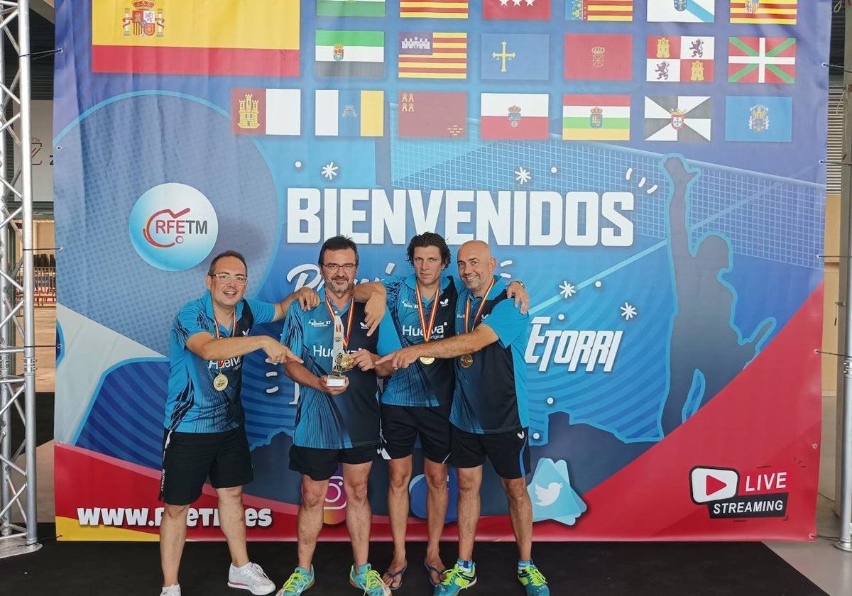 Los cuatro integrantes del equipo onubense con la medalla de oro