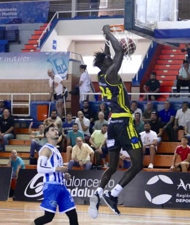 Imagen secundaria 2 - Arriba, partido del Huelva Comercio ante Llíria en la fase de ascenso a LEB Plata celebrada en Huelva, al igual que abajo a la derecha, junto al que está el anuncio del fichaje de Ndoye por el club onubense