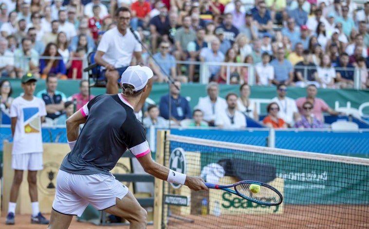 Imagen principal - Diferentes imágenes de golpes de Borna Coric durante el partido y del público onubense