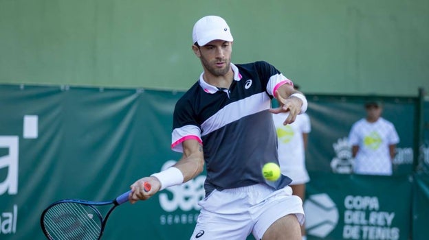 Coric, a punto de conectar una derecha durante la final