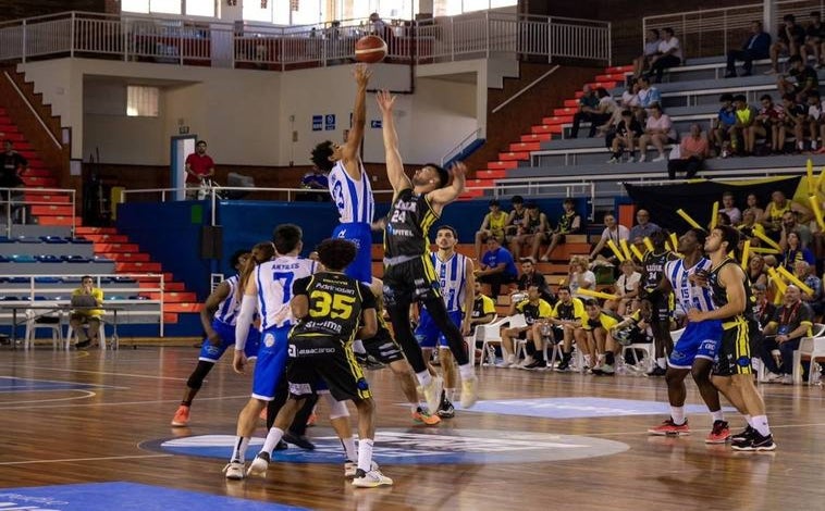 Imagen principal - Arriba, partido del Huelva Comercio ante Llíria en la fase de ascenso a LEB Plata celebrada en Huelva, al igual que abajo a la derecha, junto al que está el anuncio del fichaje de Ndoye por el club onubense