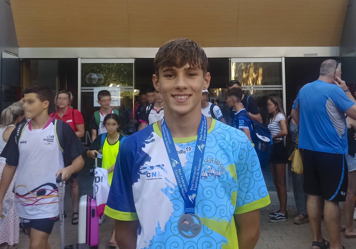 Agustín Quintero Núñez con su medalla de plata