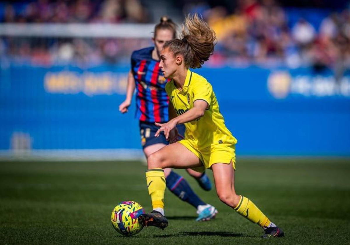 María Cienfuegos enfrentándose al Barcelona con la camiseta del Villarreal