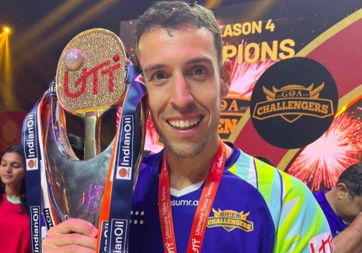 Álvaro Robles, con el trofeo de campeón, tras conquistar la Liga de la India