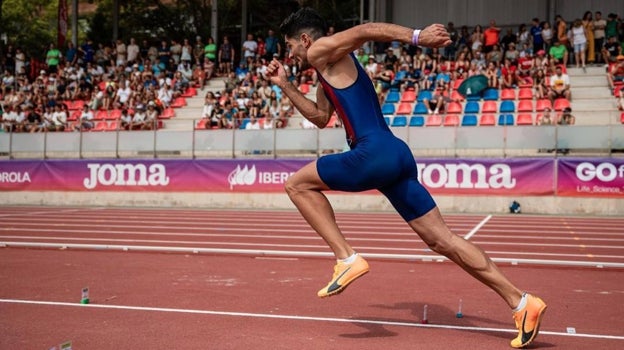 Héctor Santos, en la carrera de un salto