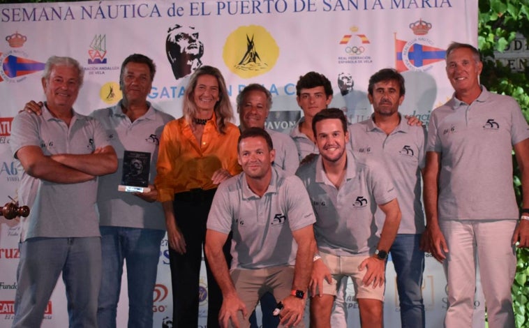 Imagen principal - El patrón onubense Nacho Zalvide gana consecutivamente dos regatas en Cádiz