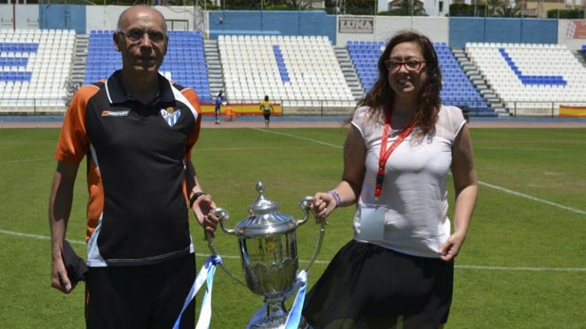 Entrenador y presidenta con la Copa de la Reina que conquistó el Sporting Huelva