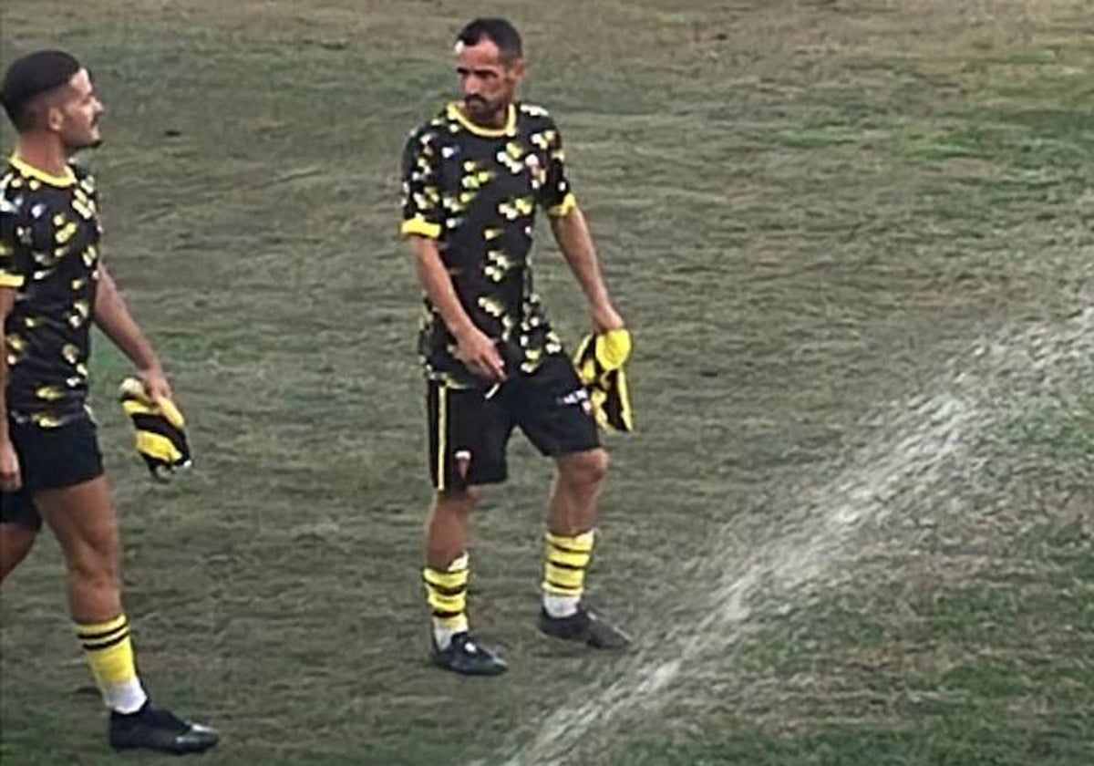 El centrocampista López Silva junto a Pablo Becken antes del amistoso San Roque-Bollullos de este jueves