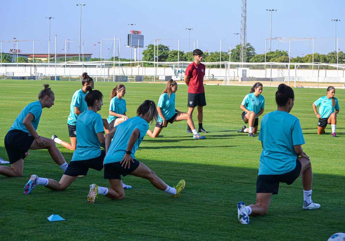 La jugadoras sobre el nuevo césped