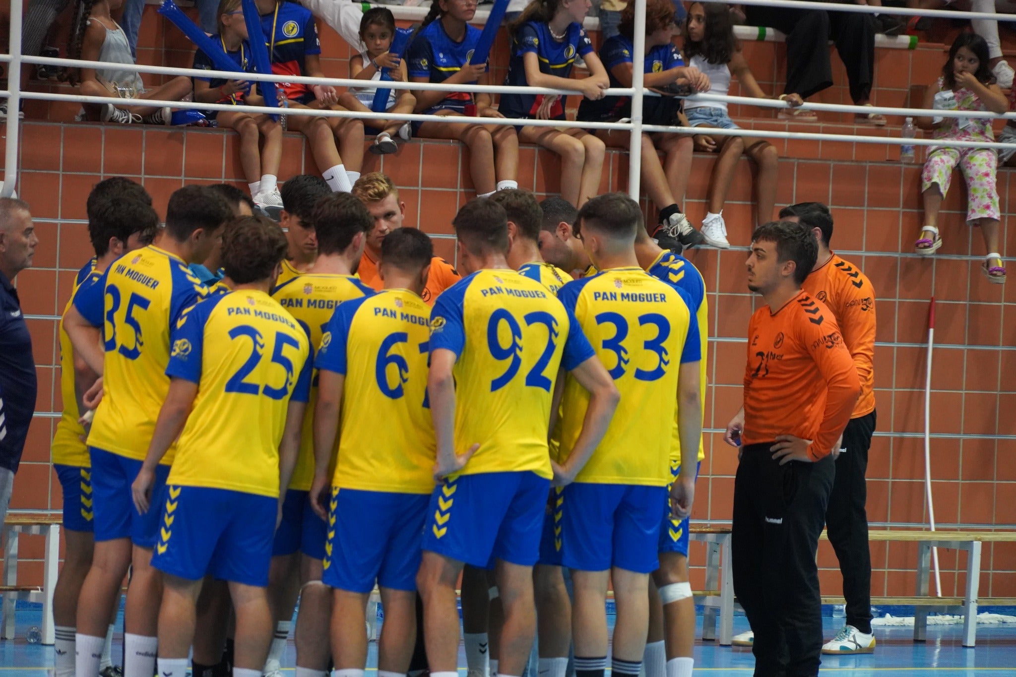 El BM Triana se lleva ante el PAN el Trofeo Ciudad de Moguer