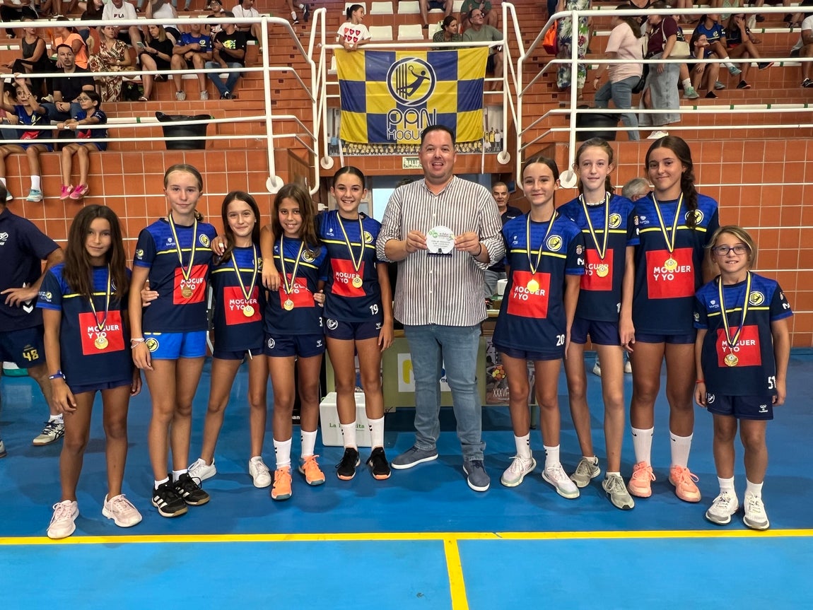 El BM Triana se lleva ante el PAN el Trofeo Ciudad de Moguer