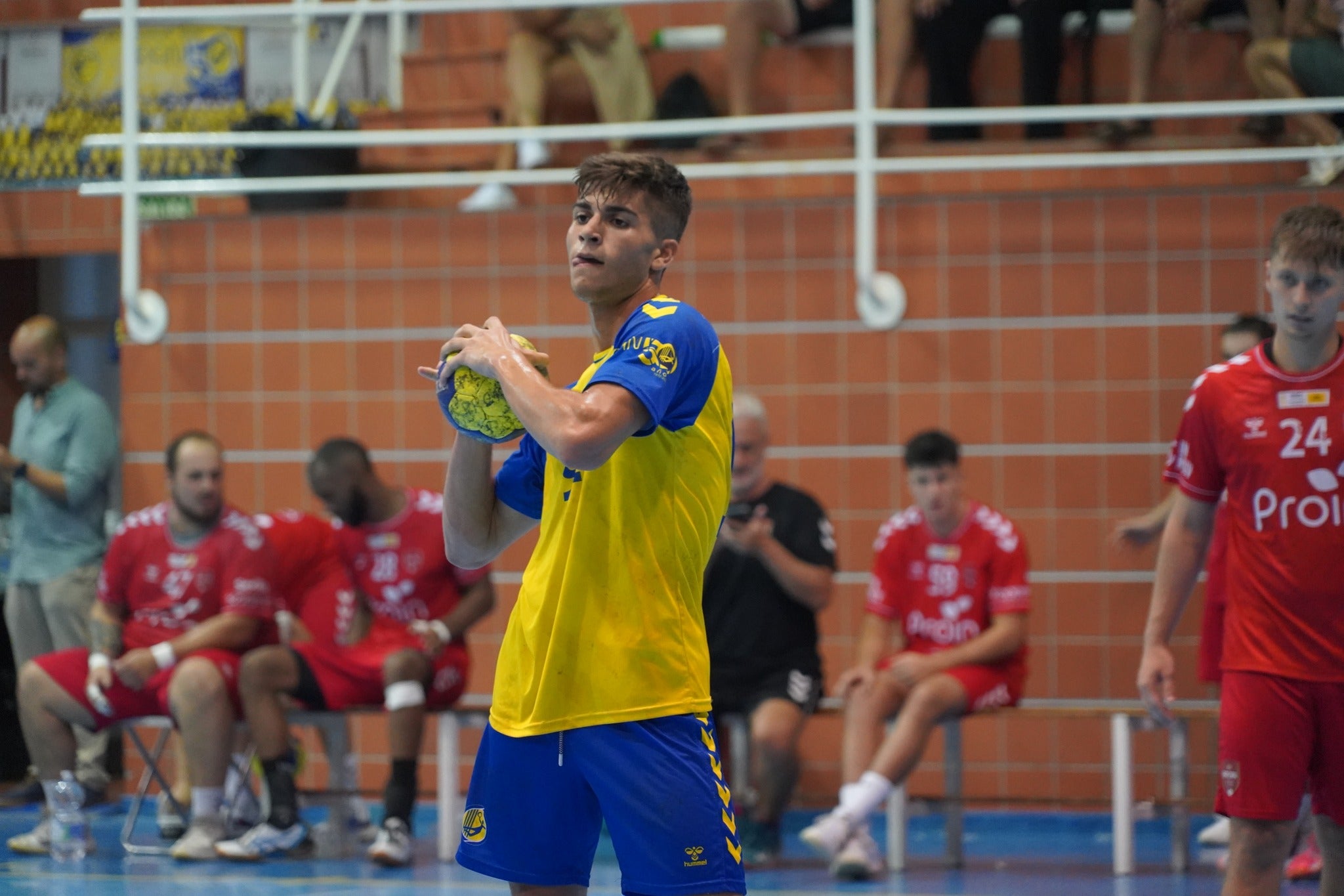 El BM Triana se lleva ante el PAN el Trofeo Ciudad de Moguer