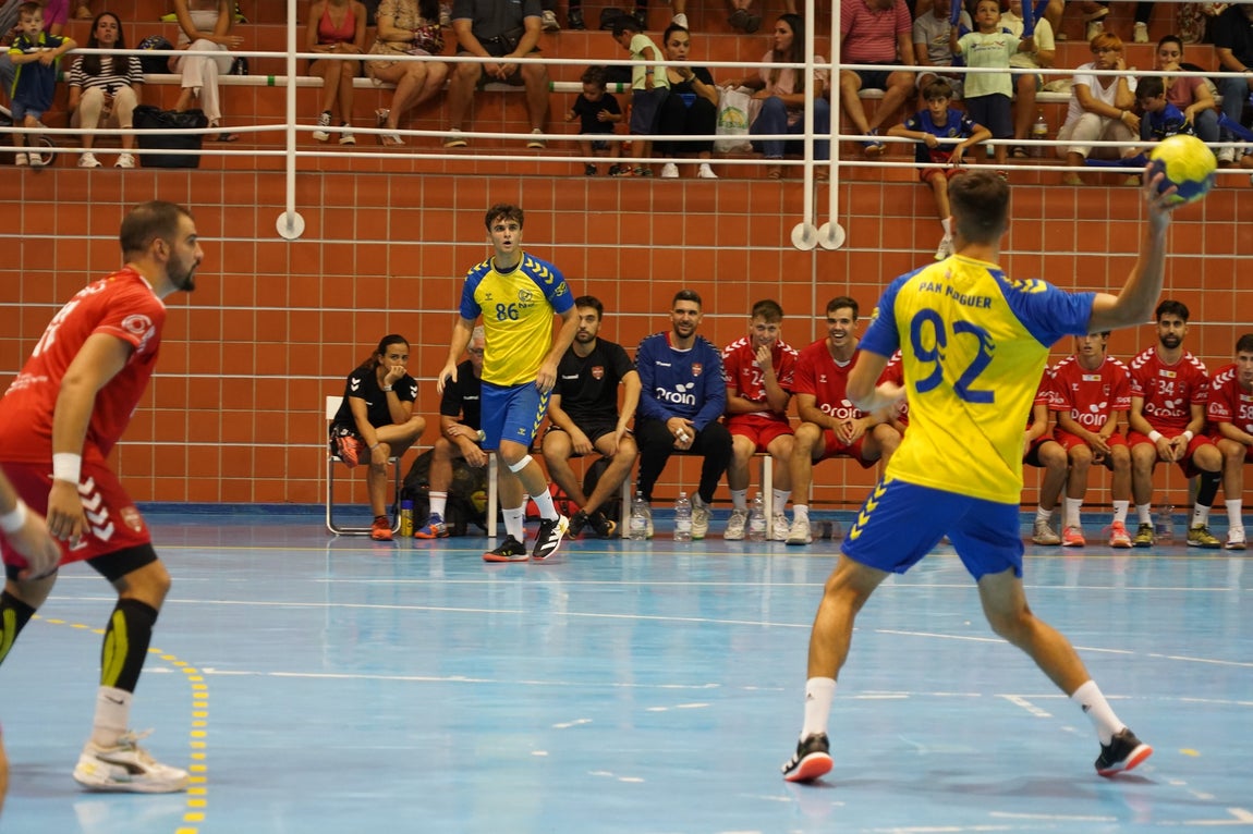 El BM Triana se lleva ante el PAN el Trofeo Ciudad de Moguer