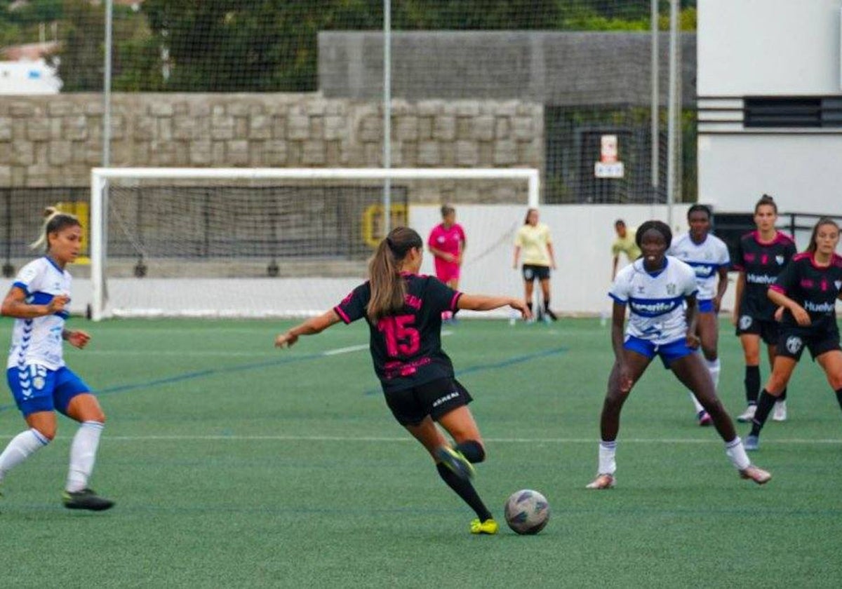 Una jugada del Granadilla-Sporting Huelva