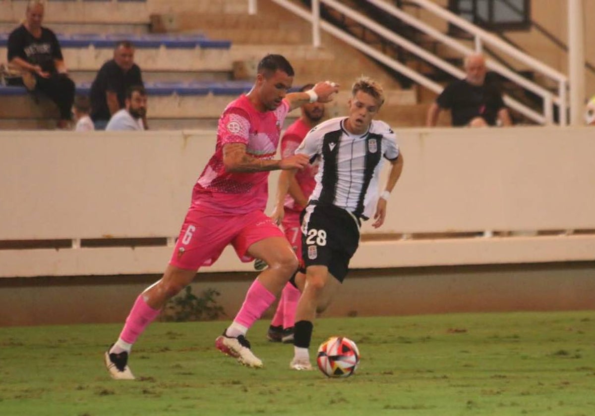 Un instante del empate cosechado por el San Roque de Lepe el domingo
