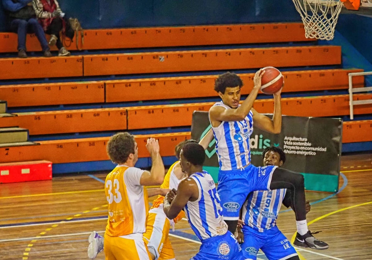 Cameron Gaines en un partido de la pasada temporada con el Huelva Comercio