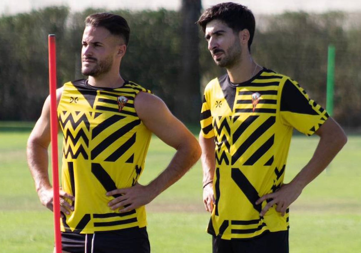 Pablo Becken y Fran Ávila durante un entrenamiento esta semana del San Roque de Lepe