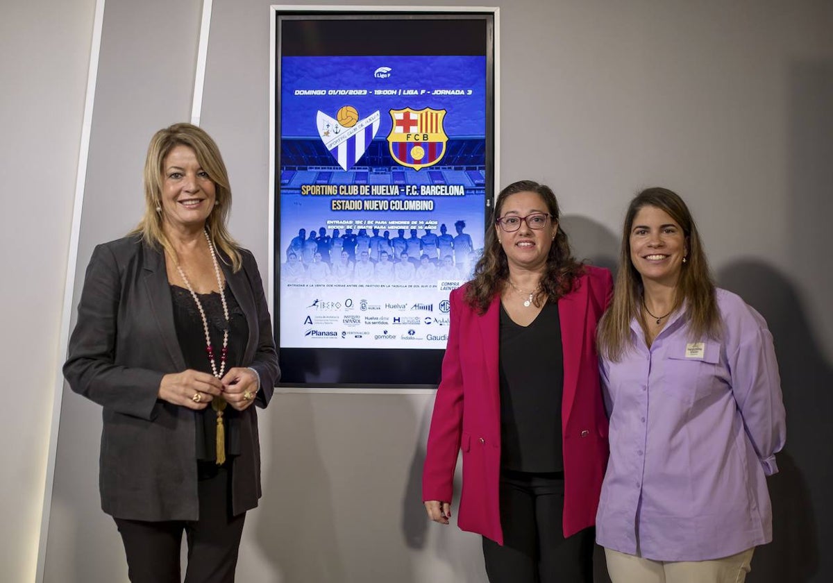 La presidenta del Sporting Huelva junto a la alcaldesa de la capital y la concejal de Deportes