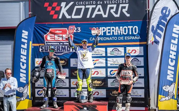 Imagen principal - Paquito Gómez revalida el título de Campeón de España de Supermotard