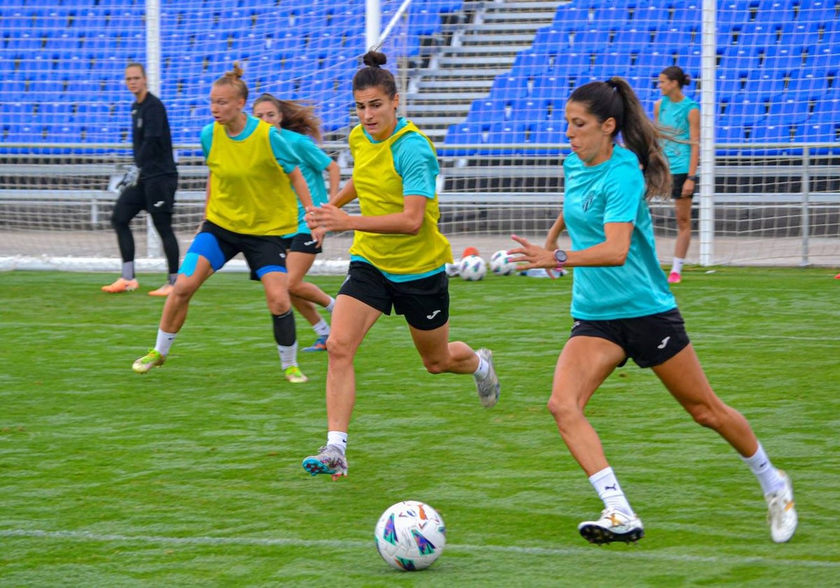 Sandra Castelló durante un partidillo esta semana del Sporting Huelva en el estadio Antonio Toledo