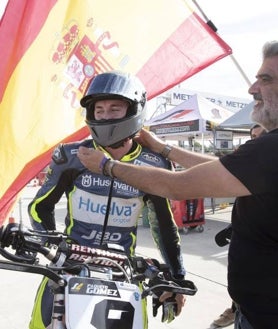 Imagen secundaria 2 - Colosal Paquito Gómez: Doble victoria para coronarse campeón de Europa de Supermotard