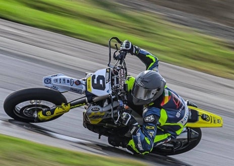 Imagen secundaria 1 - Colosal Paquito Gómez: Doble victoria para coronarse campeón de Europa de Supermotard