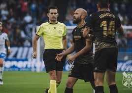 El árbitro onubense que cumple 50 partidos en la categoría de plata y ya apunta a Primera División