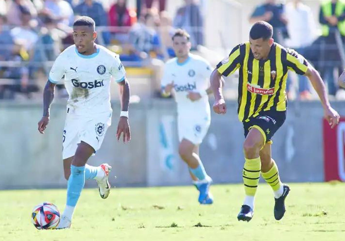 Jesús Rueda persiguiendo a Savio en la jugada que le dio el gol del triunfo al Girona