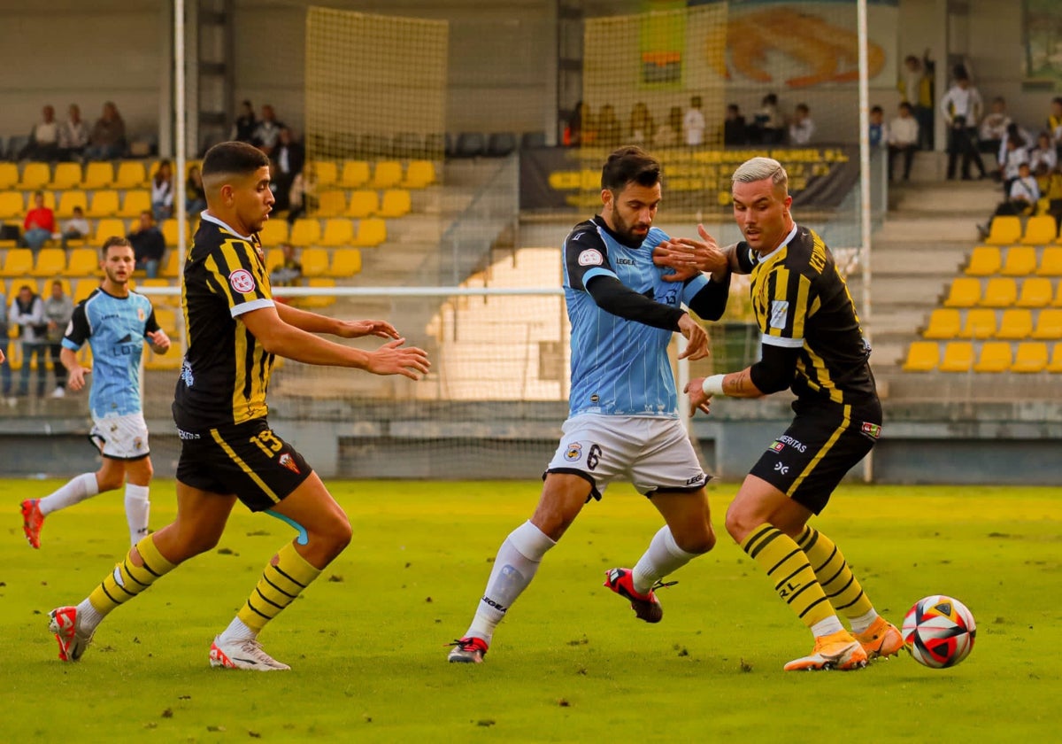 Un momento del duelo entre el San Roque y la >Balompédica Linense