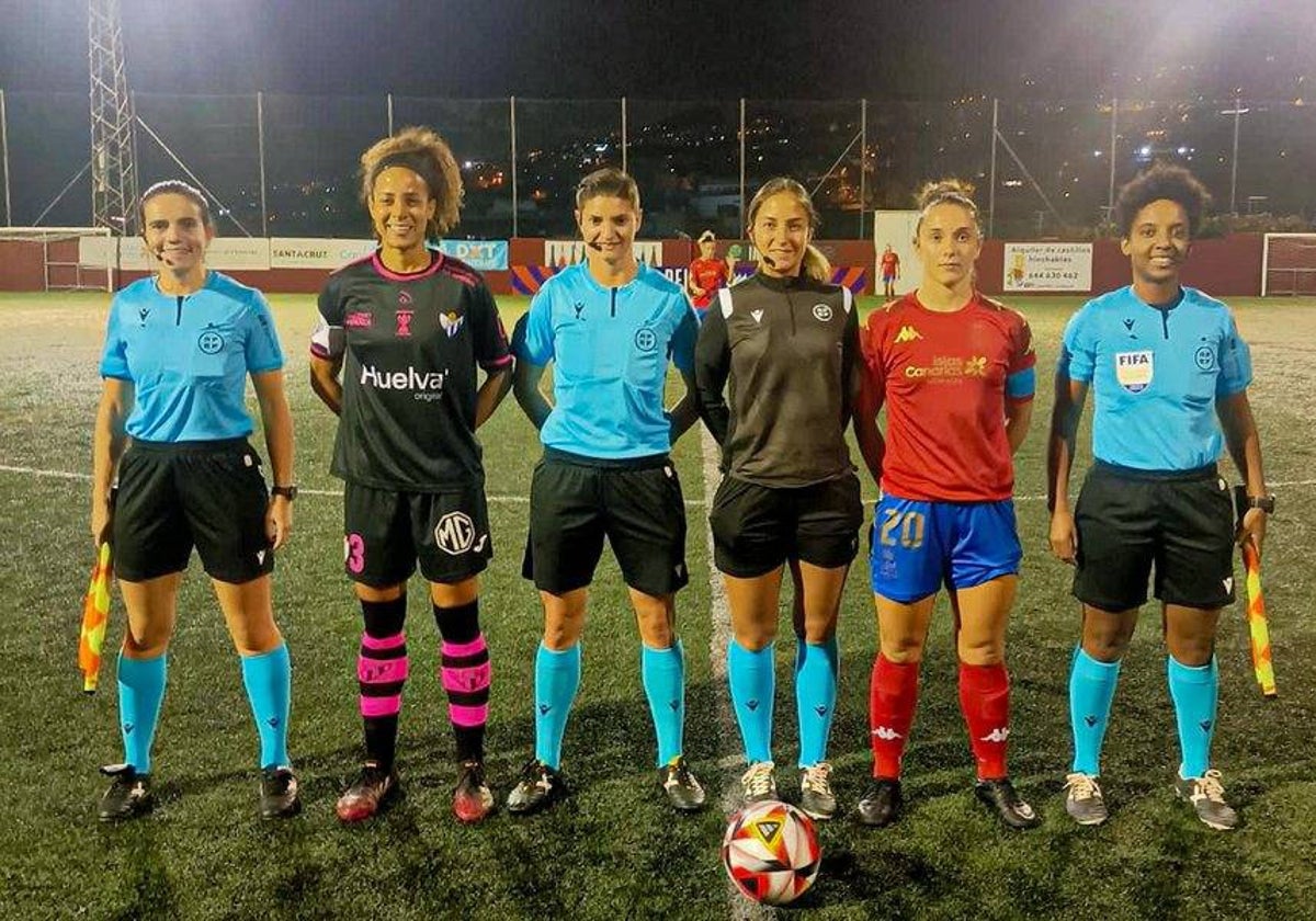 El trío arbitral con las capitanas antes de que diera comienzo el Santa Cruz Tenerife-Sporting Huelva