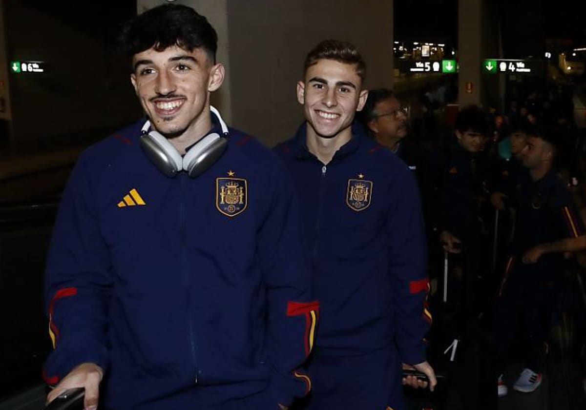 Fermín López, a la derecha, este miércoles por la noche a su llegada a Huelva
