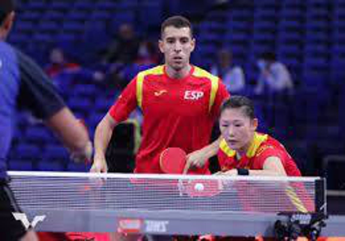 Álvaro Robles junto a María Xiao en un partido