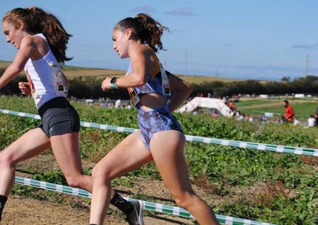 Imagen secundaria 1 - Forero, en dos momentos del Cross de Itálica, donde fue la mejor española