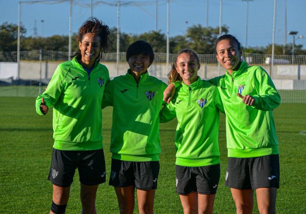 Cuatro de las jugadoras del Sporting Huelva en un entrenamiento de esta semana