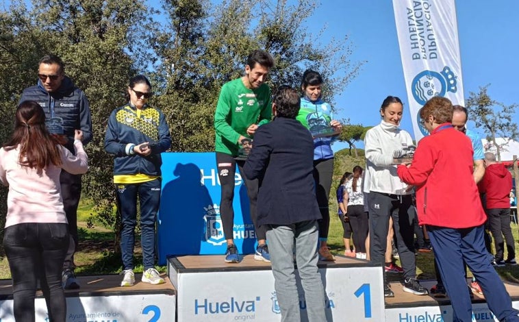 Imagen principal - Arriba, podio de la categoría Máster B. Abajo el premio especial que recibió Manuel Arana y la derecha el protagonista, junto a su entrenador, Manuel Pulido.