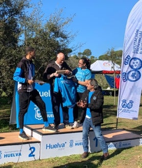 Imagen secundaria 2 - Arriba, podio de la categoría Máster B. Abajo el premio especial que recibió Manuel Arana y la derecha el protagonista, junto a su entrenador, Manuel Pulido.