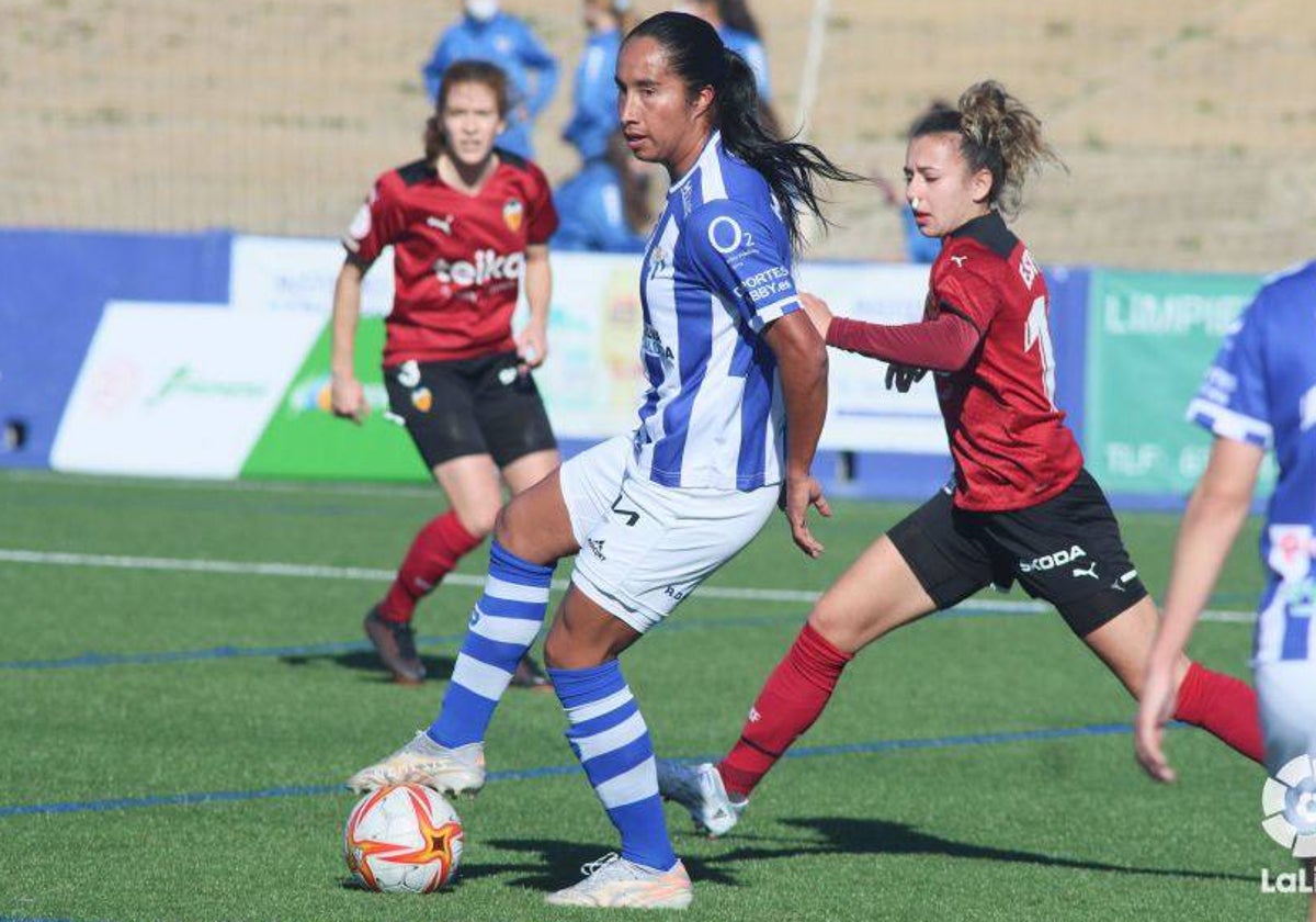 Mayra Ramírez en un encuentro en su etapa en el Sporting Huelva