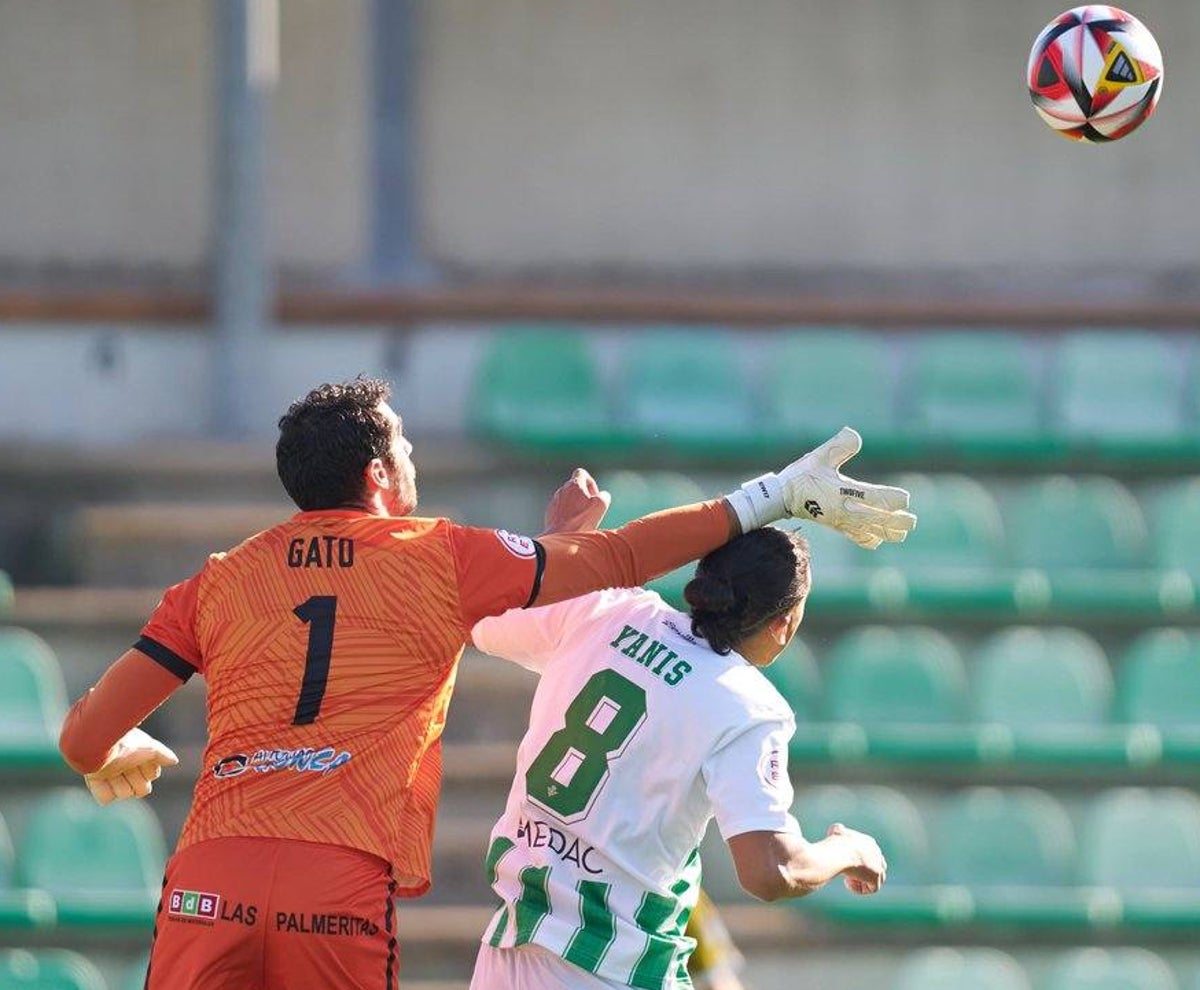 Gato Romero ante Yanis durante el Betis Deportivo-San Roque de Lepe