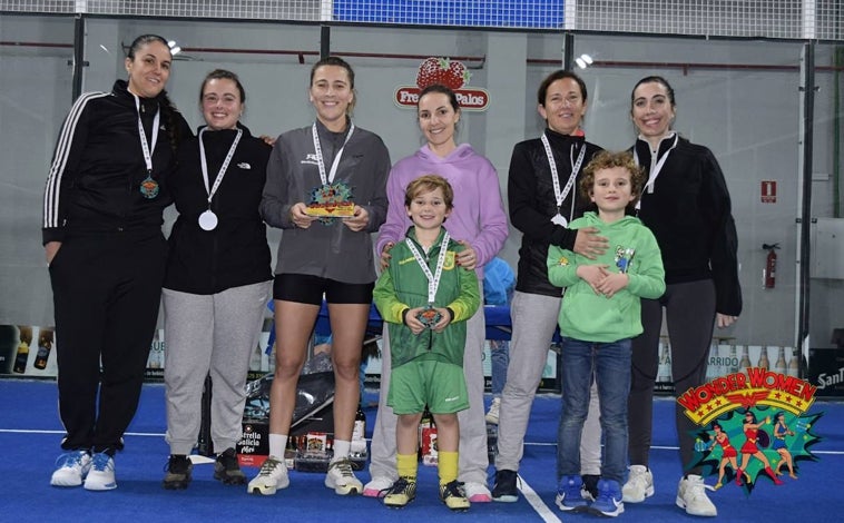 Imagen principal - Subcampeonas de la categoría Oro, subcampeonas de la Plata y campeonas Bronce